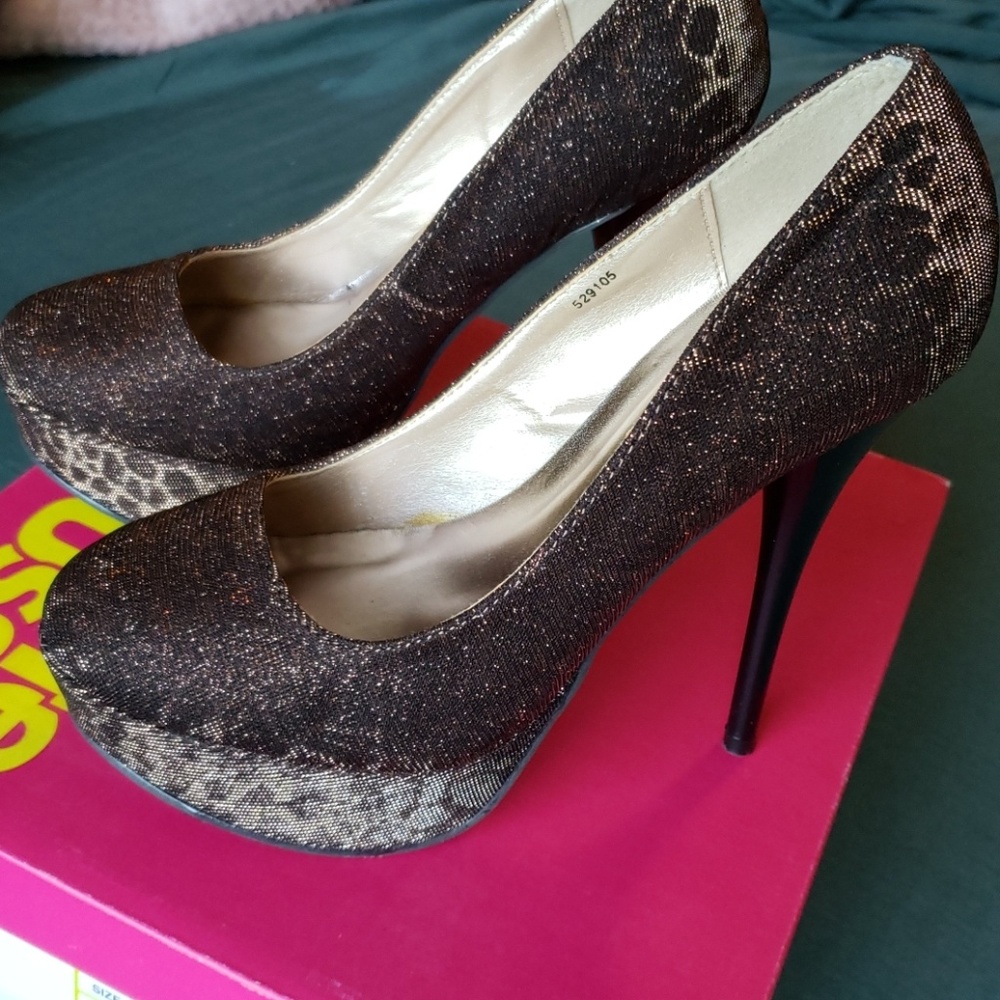 Shiny leopard fabric heels